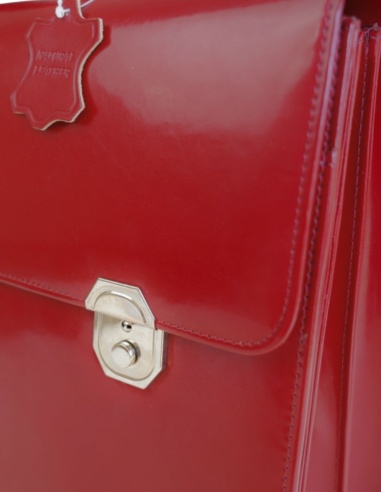 Skórzana teczka z dwoma zatrzaskami...