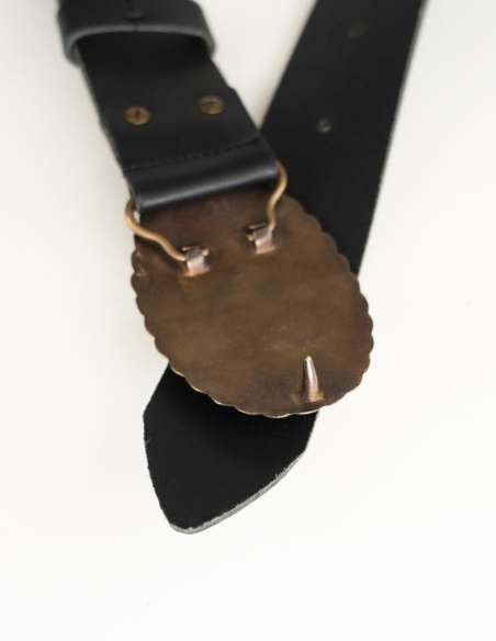 Skórzany pasek męski z ozdobną klamrą koń