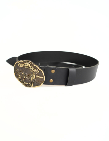 Skórzany pasek męski z ozdobną klamrą...