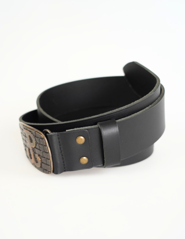 Skórzany pasek męski z ozdobną klamrą