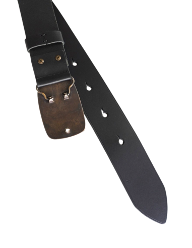 Skórzany pasek męski z ozdobną klamrą