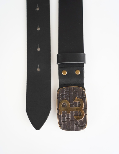 Skórzany pasek męski z ozdobną klamrą