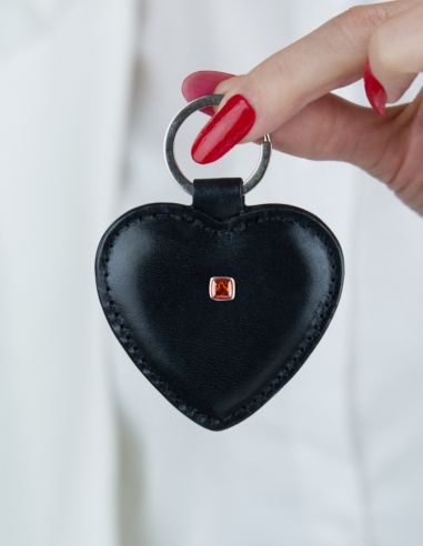 Skórzany brelok serce z bursztynem