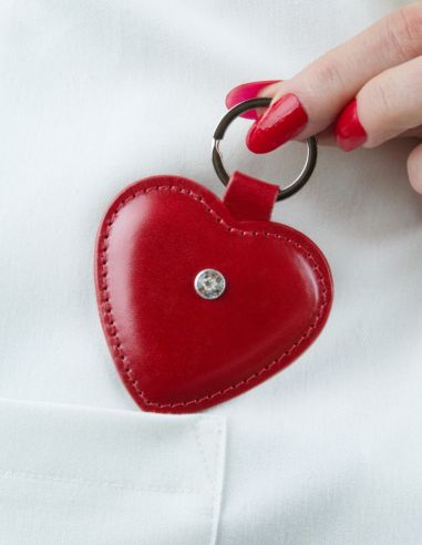 Skórzany brelok serce z białym...