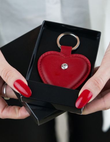 Skórzany brelok serce z białym...