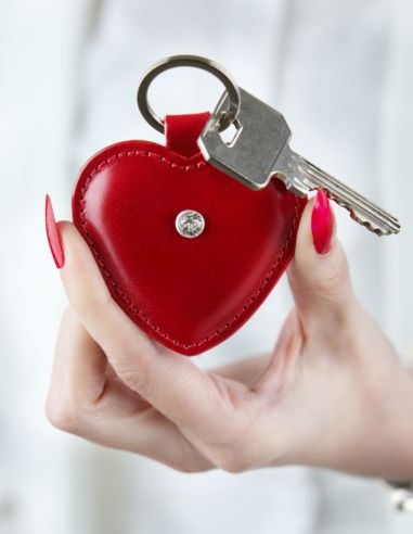 Skórzany brelok serce z białym...