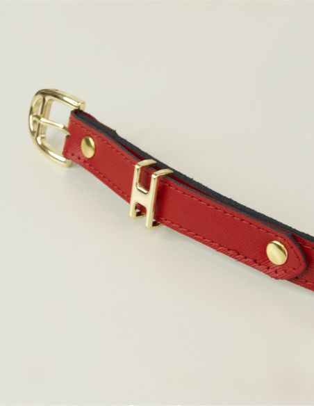 Czerwony skórzany pasek...