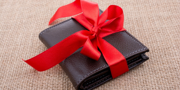 Jak wybrać portfel na prezent?